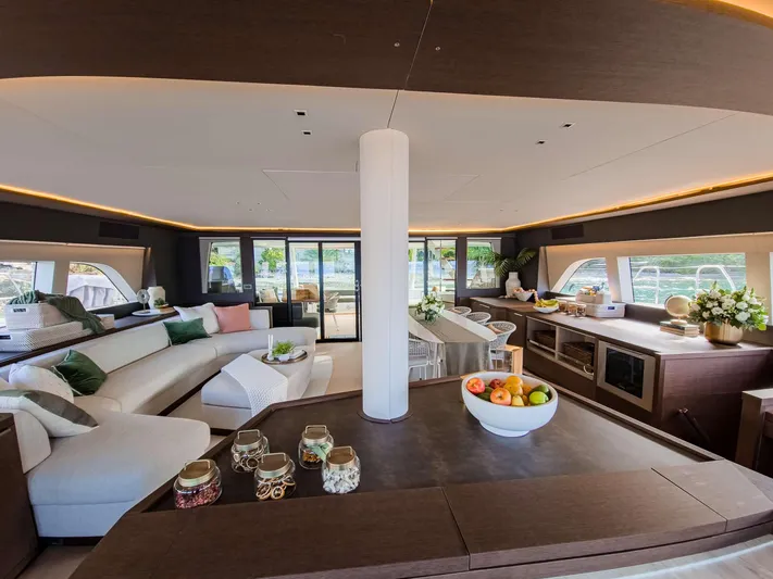 Aeolus 77 Yacht Photos Pics Salon