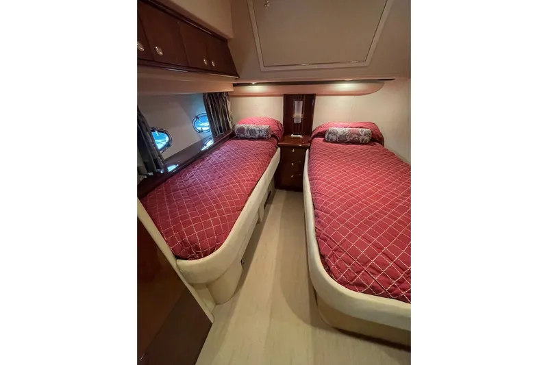 Passe Ports V Yacht Photos Pics Twin beds with red bedding in 2004 Neptunus 56 Flybridge yacht cabin.