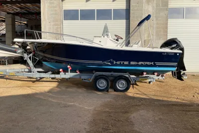 2002 White Shark 225