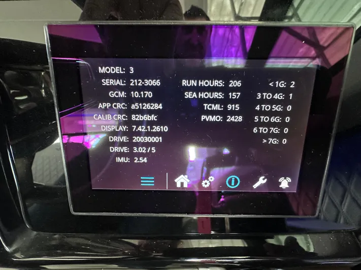  Yacht Photos Pics Display screen showing technical data for Sea Ray SLX 400 OB, 2023 model.