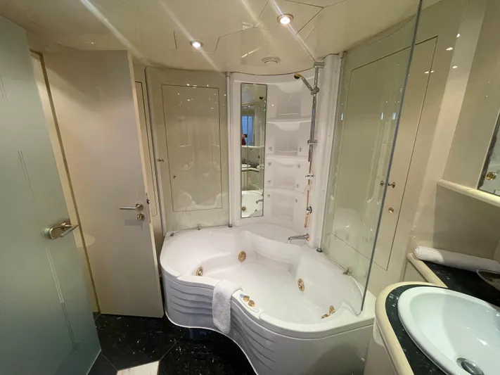 Sarah Sea Yacht Photos Pics Luxurious bathroom with corner bathtub in 2004 Kaiserwerft Baron 102 yacht.