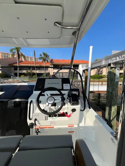  Yacht Photos Pics 2024 Beneteau 29' Flyer 9 SUNdeck helm with Garmin navigation system.