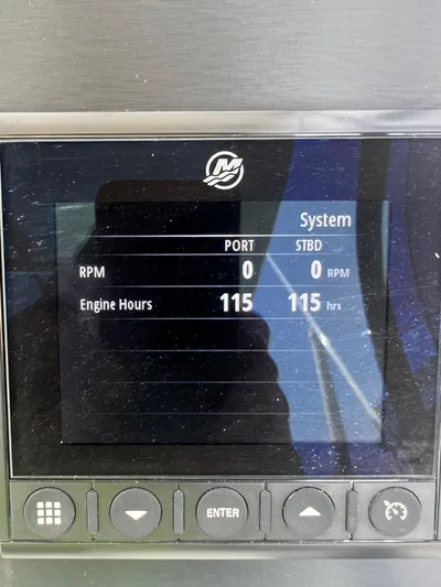  Yacht Photos Pics Display screen of 2024 Beneteau 29' Flyer 9 SUNdeck showing engine hours and RPM.