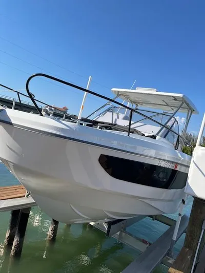  Yacht Photos Pics 2024 Beneteau 29' Flyer 9 SUNdeck boat docked under clear blue sky.