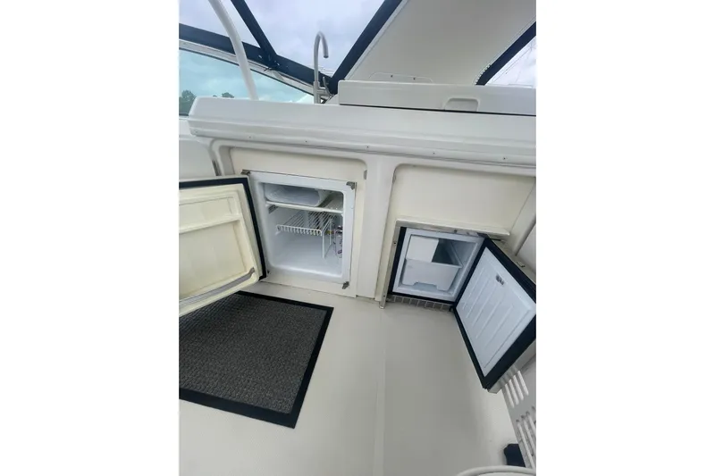 Sea Spirit Yacht Photos Pics Flybridge fridge, freezer, icemaker, and cold water sink