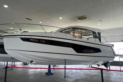 2025 Sealine C335