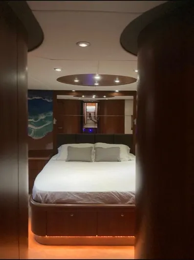 Pura Vida Yacht Photos Pics Luxurious bedroom on a 2007 Sunseeker Predator 72 yacht.