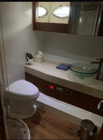 Pura Vida Yacht Photos Pics Luxurious bathroom on Sunseeker Predator 72 yacht, year 2007.