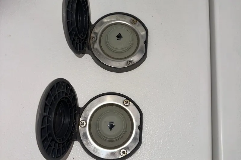  Yacht Photos Pics Fuel caps on a 2022 Sea Hunt Gamefish 30 Coffin Box boat.