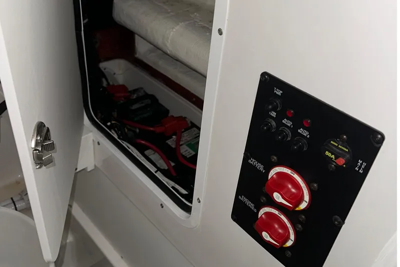  Yacht Photos Pics 2022 Sea Hunt Gamefish 30 Coffin Box battery compartment and control panel.