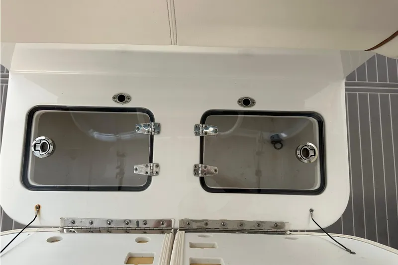  Yacht Photos Pics 2022 Sea Hunt Gamefish 30 Coffin Box, dual compartments, stainless steel hinges.