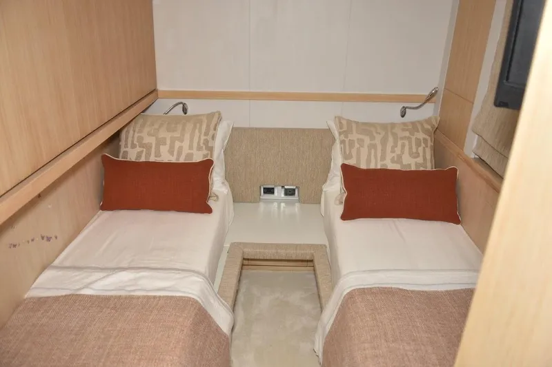  Yacht Photos Pics Twin cabin with beige decor in 2007 Azimut 86S yacht.