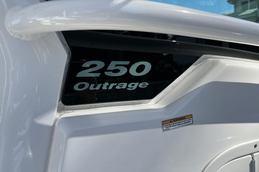 2021 Boston Whaler 250 Outrage