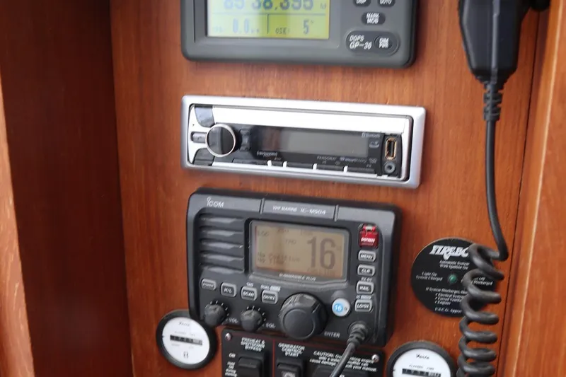 Lures & Liars Yacht Photos Pics 2002 Miller Marine Express boat dashboard with radio and navigation equipment.