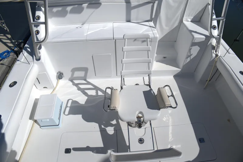 Blueprint Yacht Photos Pics 2002 Viking 43 Open boat deck with seating and storage compartments.