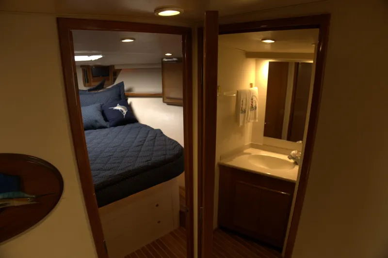Blueprint Yacht Photos Pics Interior of 2002 Viking 43 Open yacht showing cozy bedroom and bathroom.