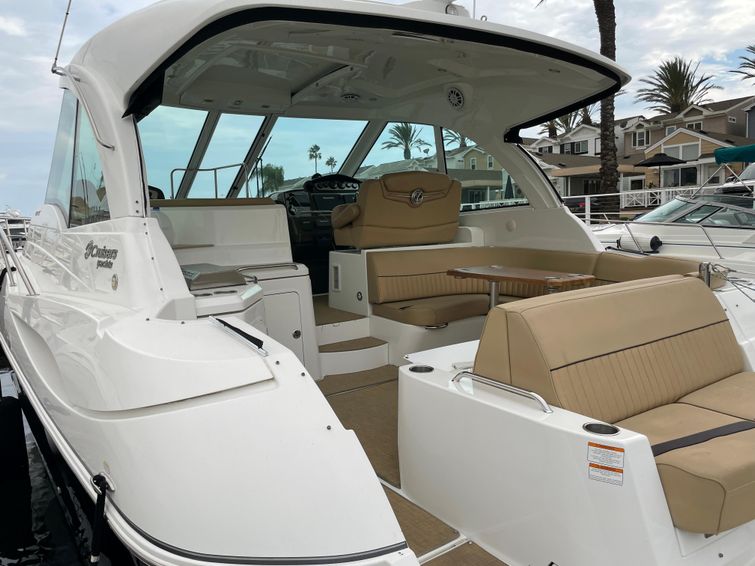 2014-43-cruisers-yachts-430-sport-coupe