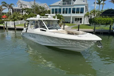 Boston Whaler 350 Realm