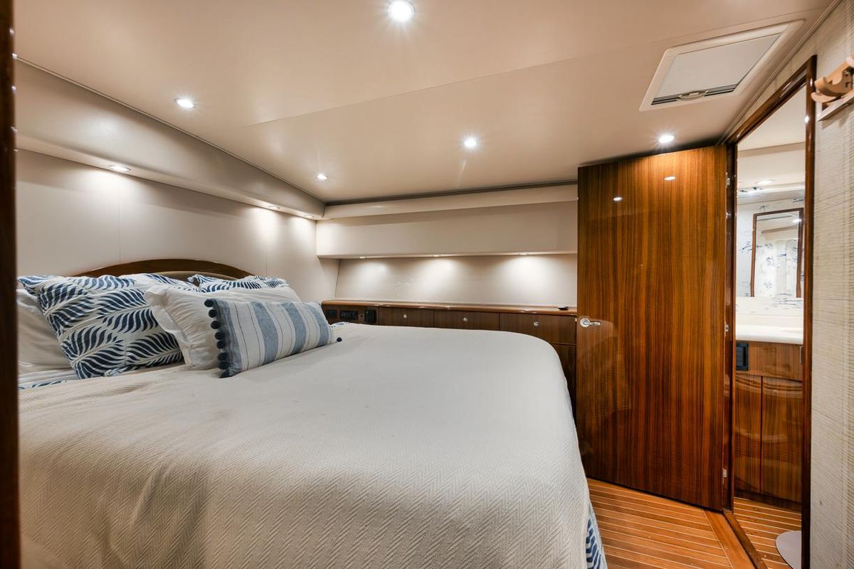 2005 Viking 61 