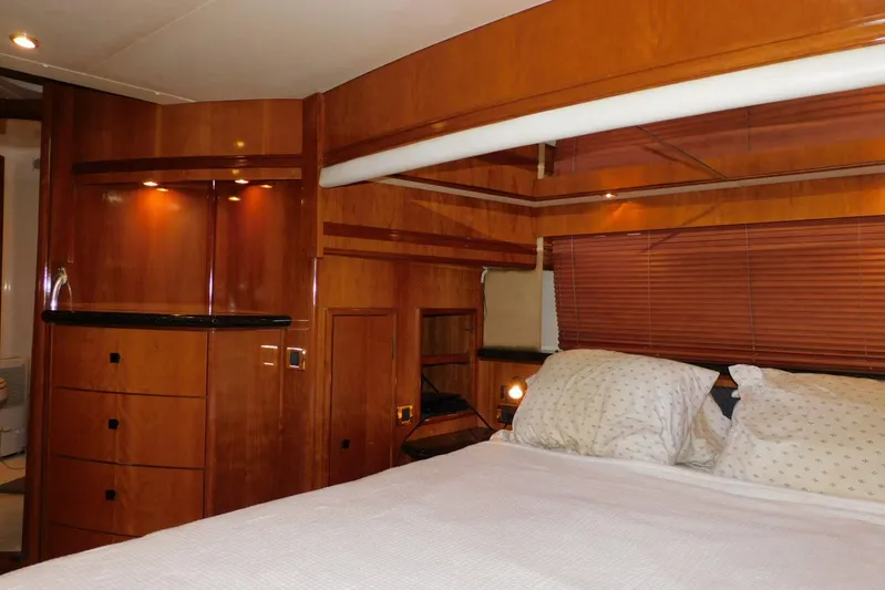 Waterdog Yacht Photos Pics Luxurious cabin interior of 2002 Carver 570 Voyager Pilothouse yacht.