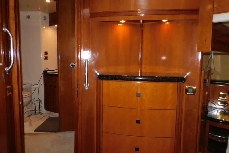 Waterdog Yacht Photos Pics Luxurious wooden interior of 2002 Carver 570 Voyager Pilothouse yacht with bathroom view.