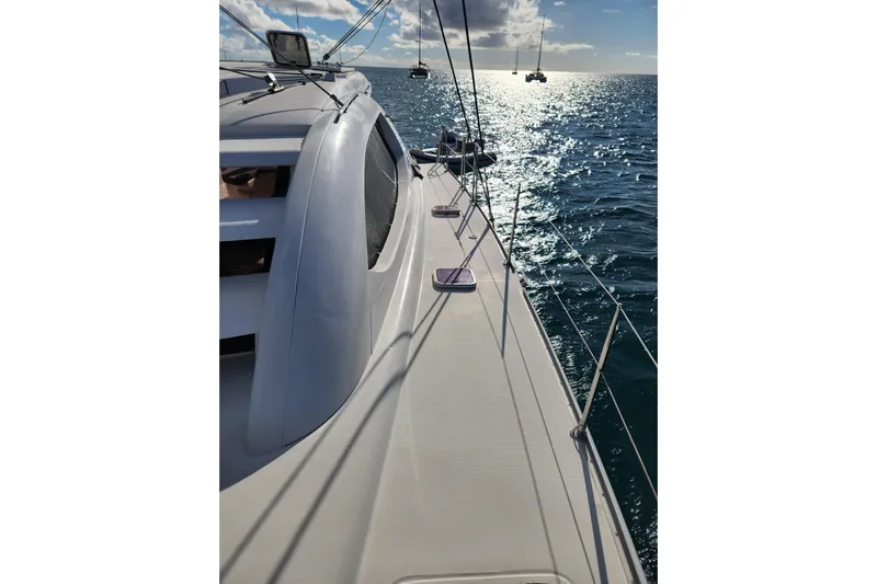 Leopard 46 Yacht Photos Pics 2009 Leopard 46 yacht sailing on sunlit ocean waters.