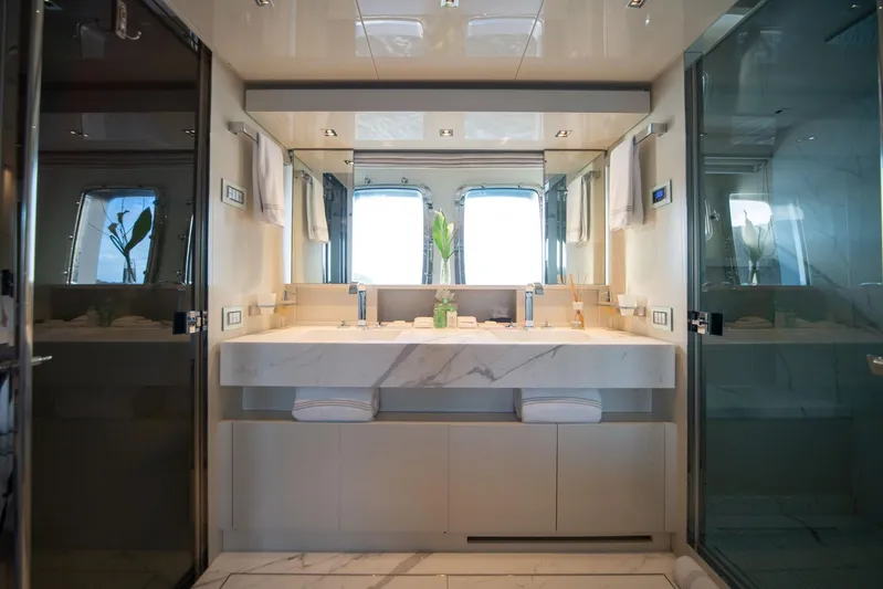 Squalo Yacht Photos Pics Master Head