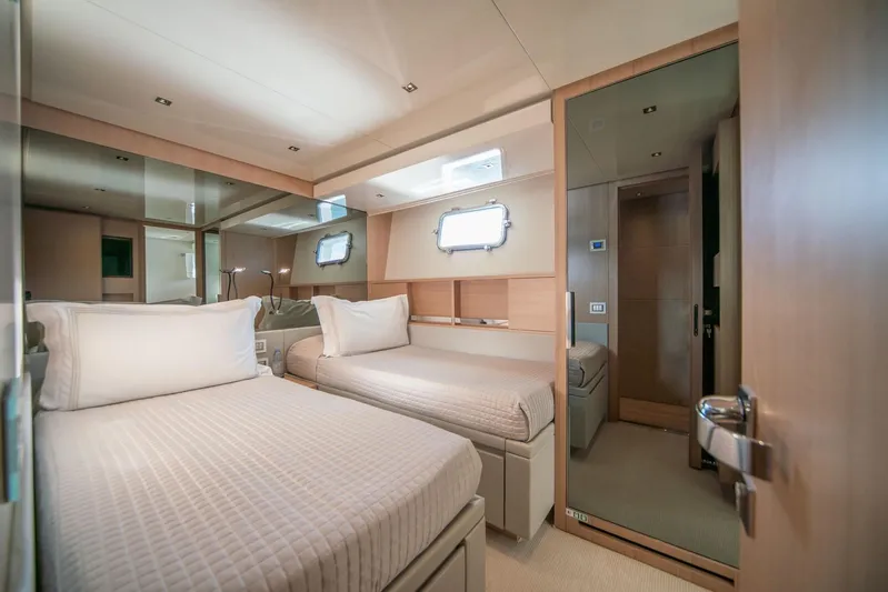 Squalo Yacht Photos Pics 