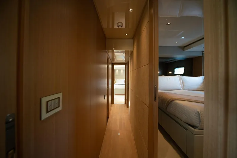 Squalo Yacht Photos Pics Guest Hall