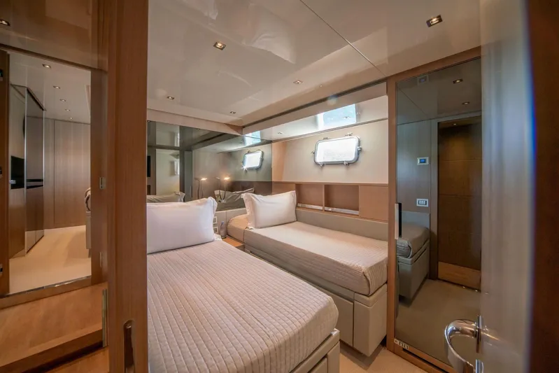 Squalo Yacht Photos Pics 