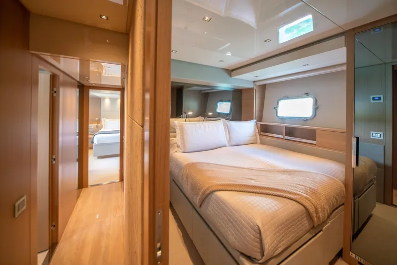 Squalo Yacht Photos Pics 