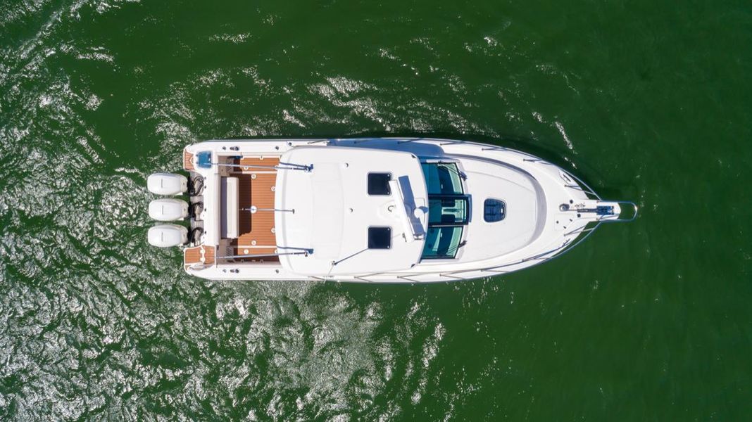 2018 Boston Whaler 345 Conquest