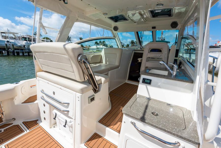 2018 Boston Whaler 345 Conquest