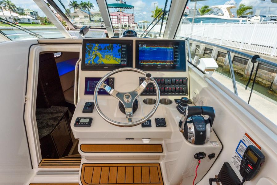 2018 Boston Whaler 345 Conquest