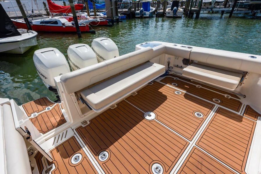 2018 Boston Whaler 345 Conquest