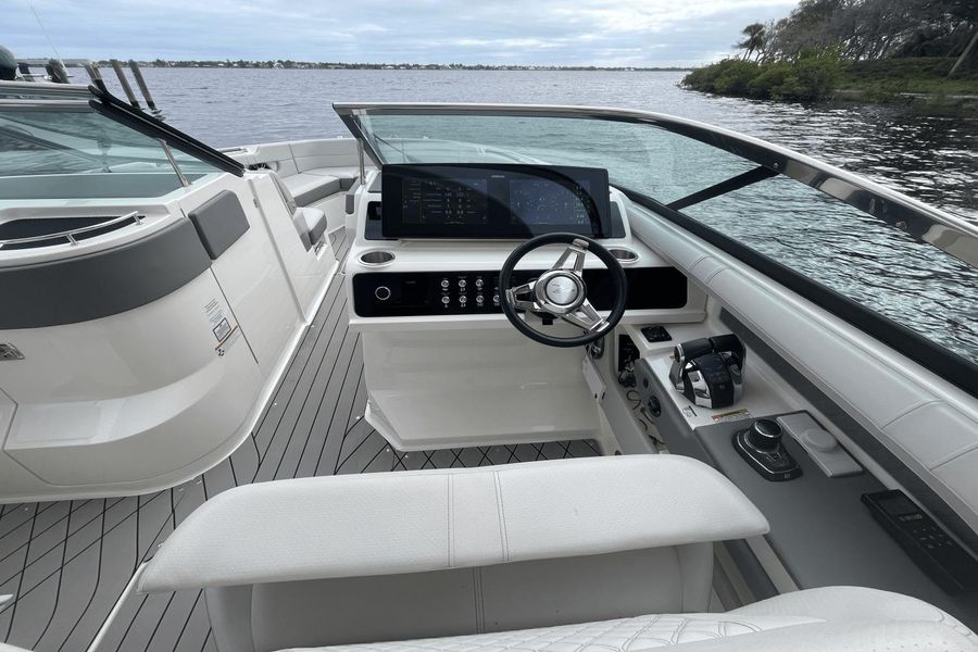 2022 Sea Ray 310 SLX OB