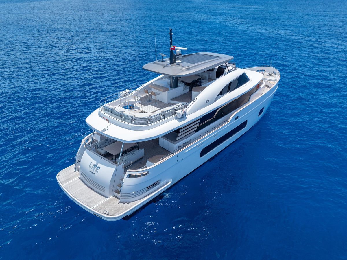 2022 Azimut 82 