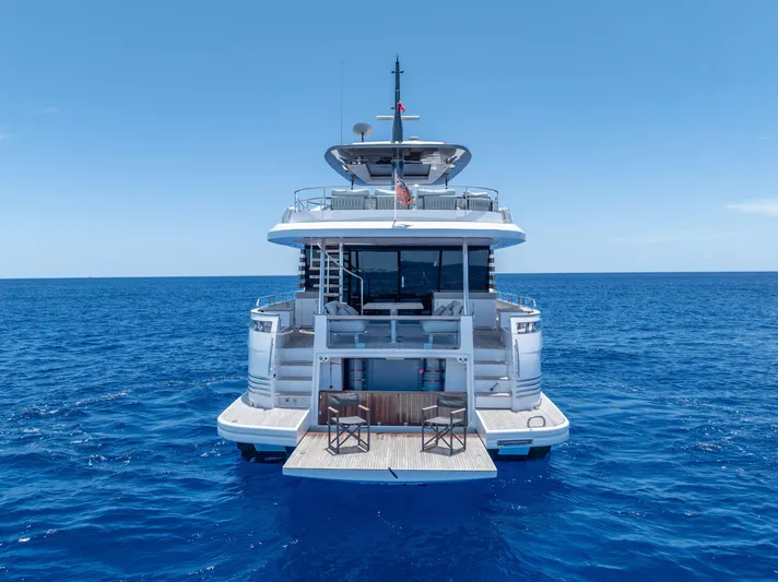 Life Yacht Photos Pics Azimut Magellano 25 Metri yacht, 2022 model, cruising on open blue sea.