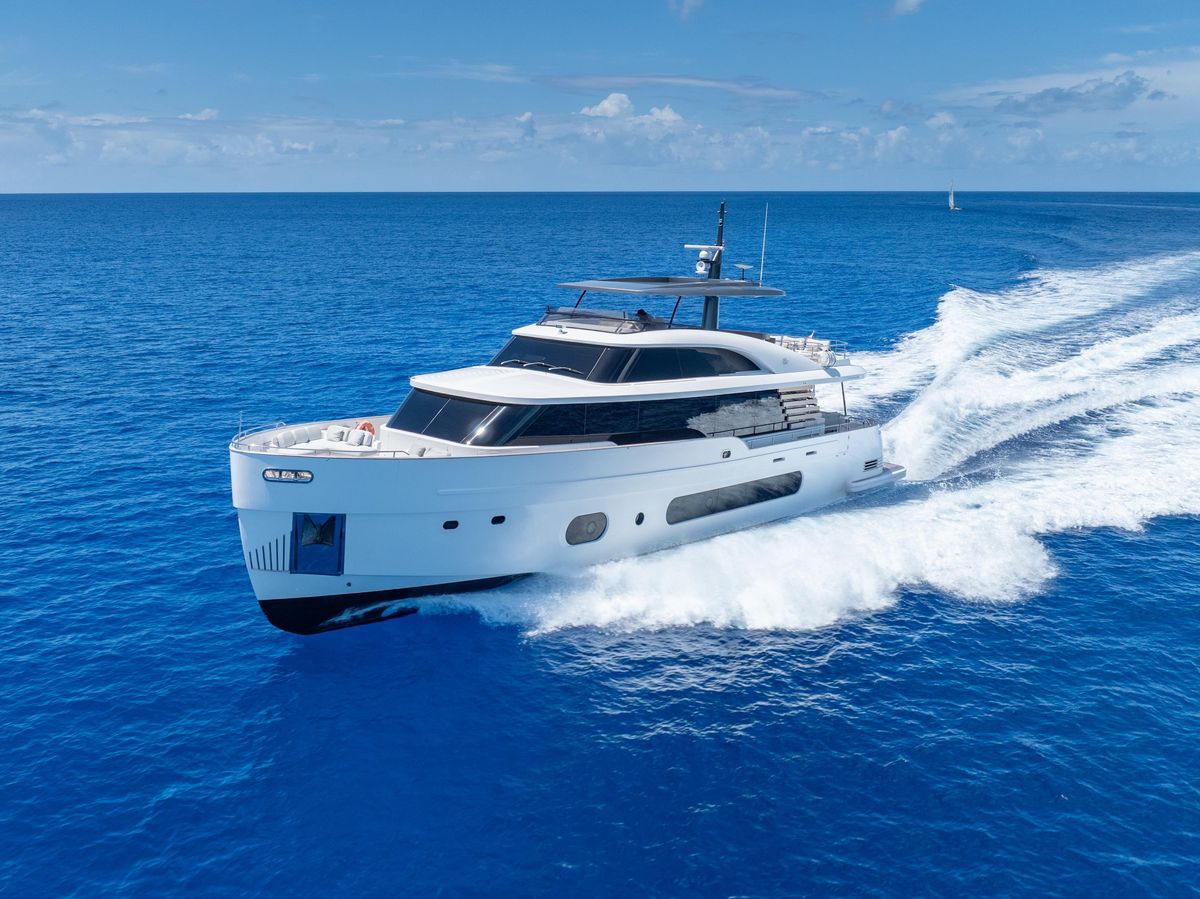 2022 Azimut 82 