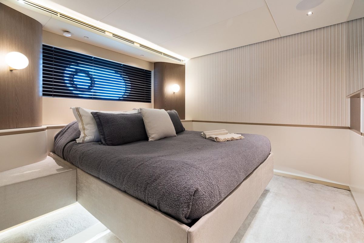 2022 Azimut 82 