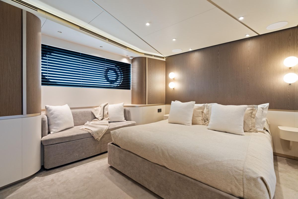 2022 Azimut 82 