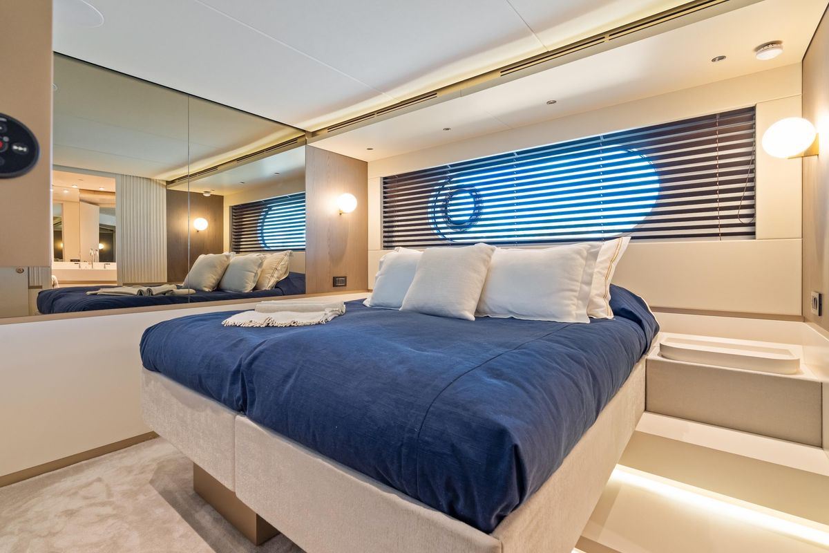 2022 Azimut 82 