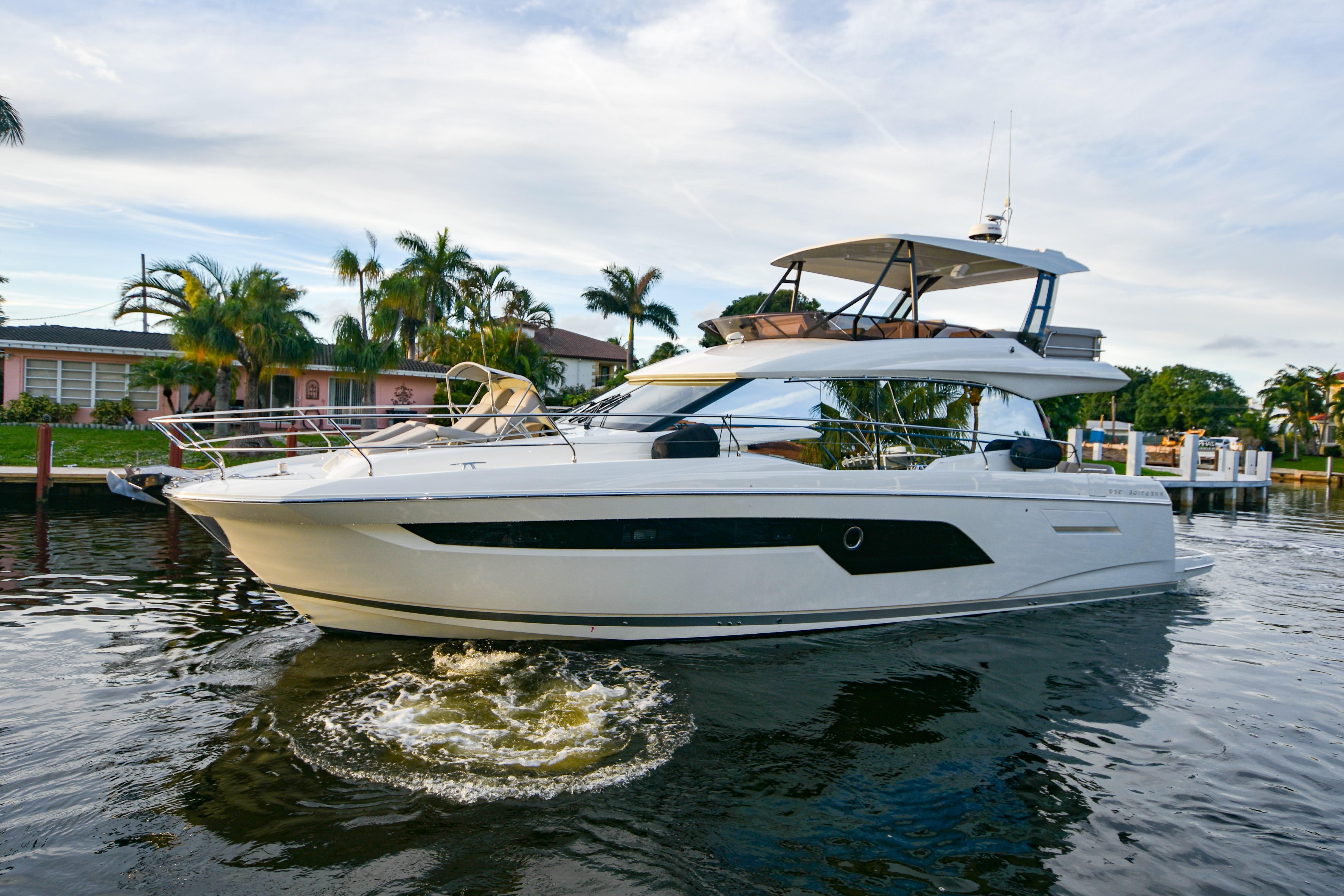 2021 Prestige 520 Flybridge