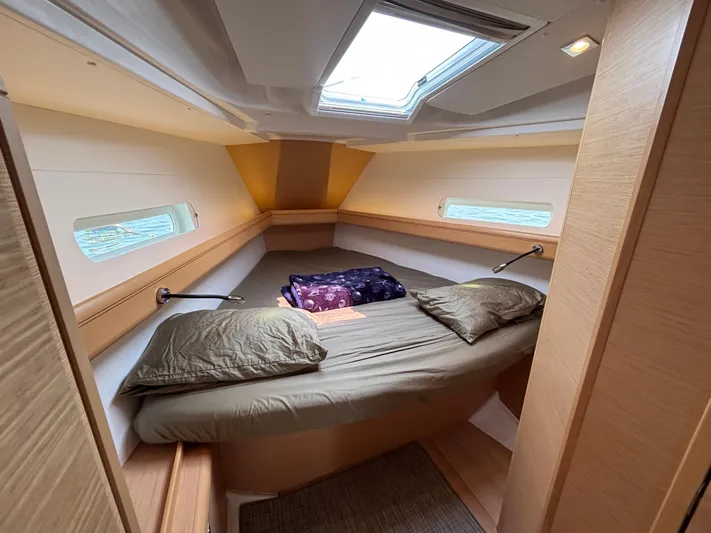 Khushali Yacht Photos Pics Cozy cabin interior of 2019 Jeanneau Sun Odyssey 419 sailboat with skylight and bedding.