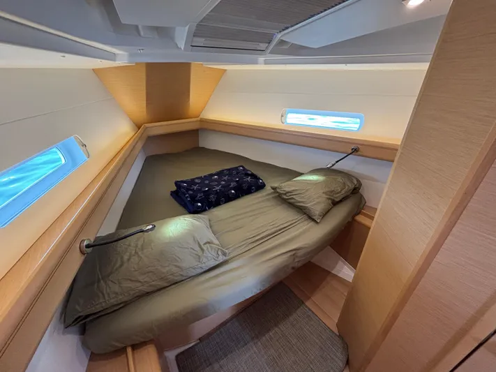 Khushali Yacht Photos Pics Cozy cabin interior of 2019 Jeanneau Sun Odyssey 419 sailboat with bed and porthole.