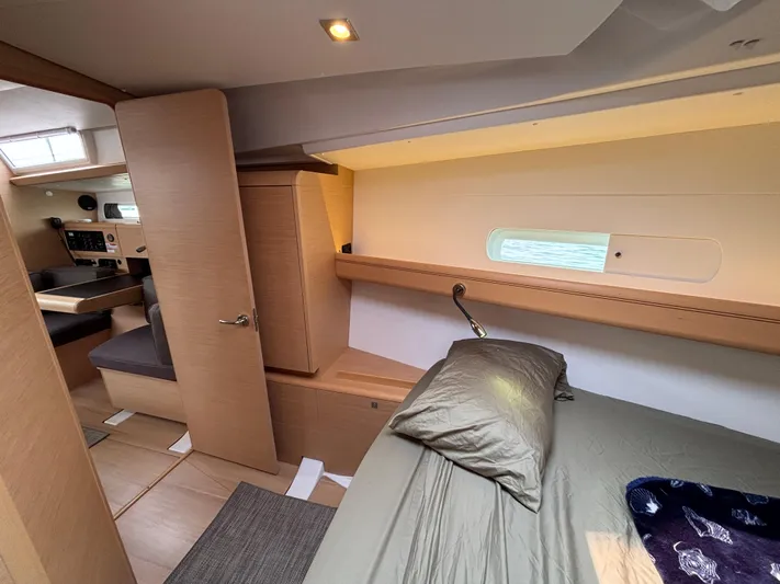Khushali Yacht Photos Pics Interior of 2019 Jeanneau Sun Odyssey 419 yacht, featuring a cozy cabin and modern design.