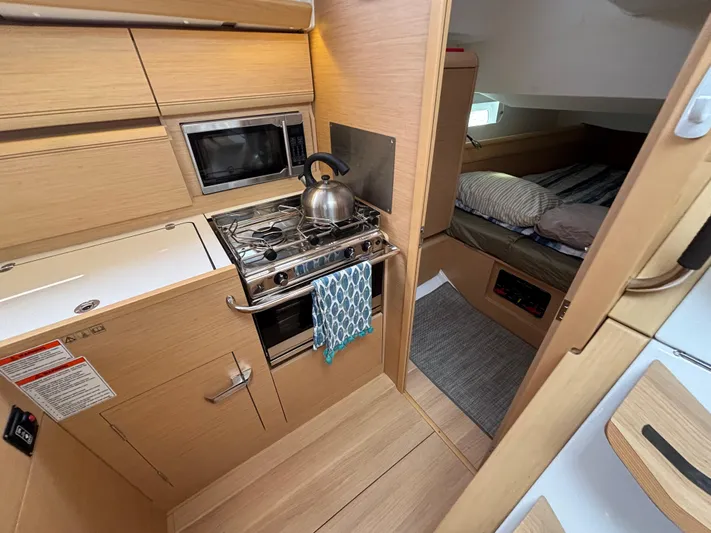 Khushali Yacht Photos Pics Cozy kitchen and bedroom in 2019 Jeanneau Sun Odyssey 419 yacht interior.