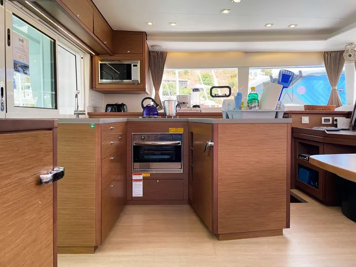 Bella Yacht Photos Pics 