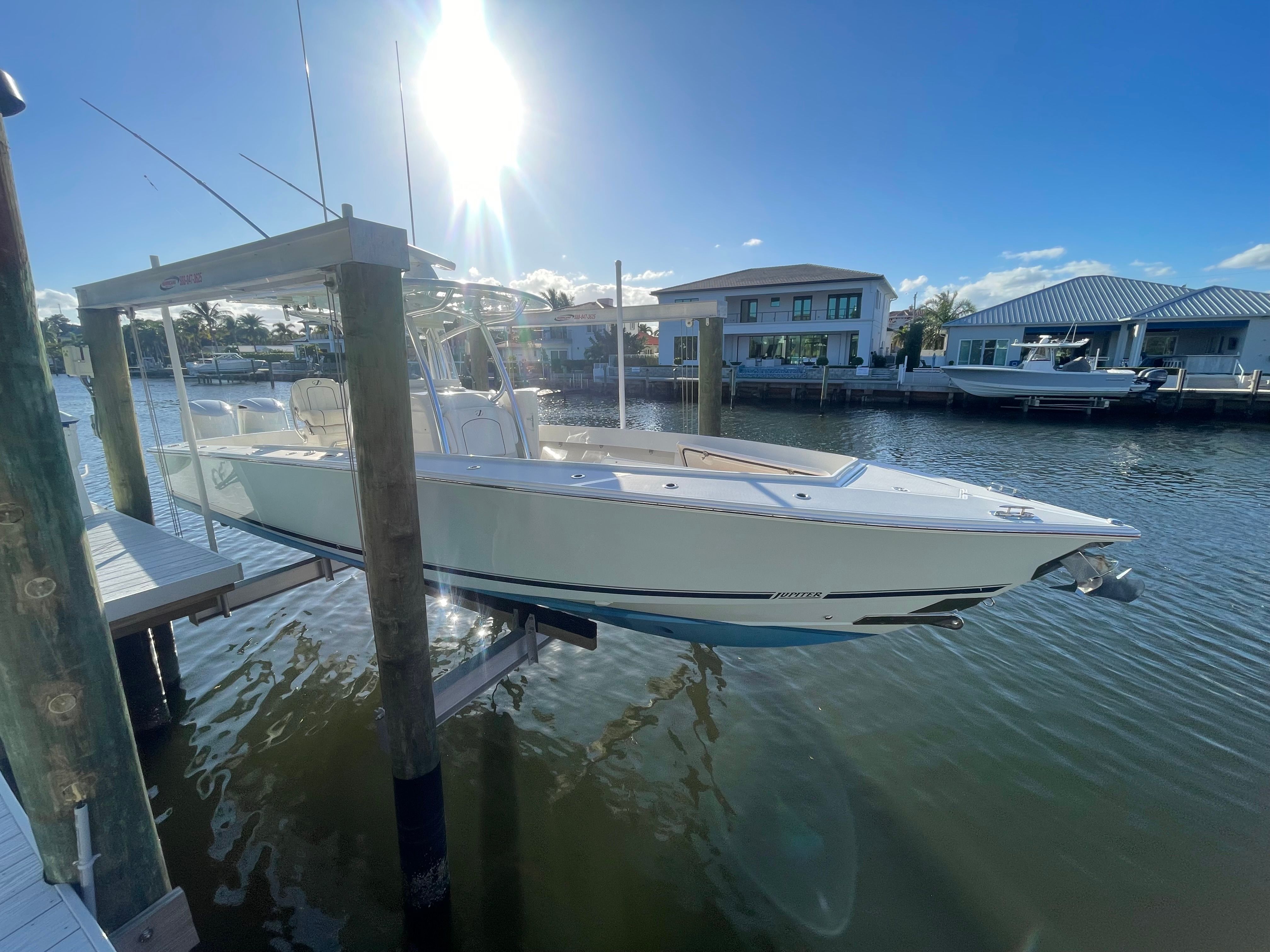 Jupiter 32 Center Console