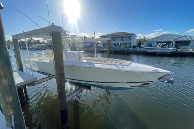 Jupiter 32 Center Console